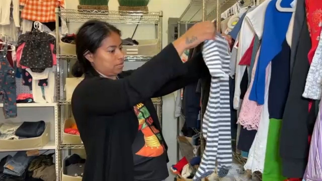 Una tienda ayuda sin ning n costo a inmigrantes